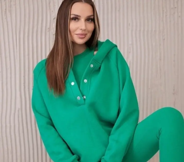 Kobieta w zielonej bluzie